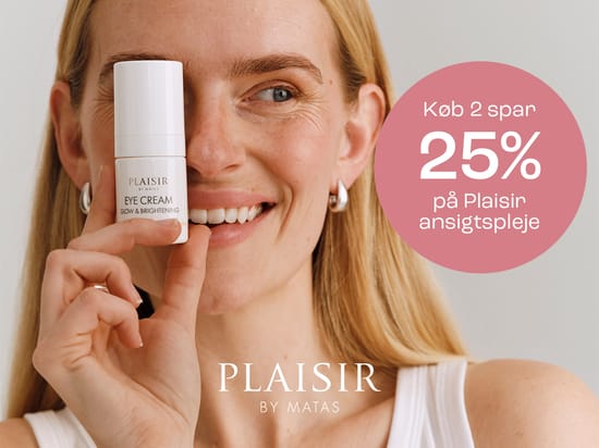 Smilende kvinde holder Plaisir Eye Cream Glow & Brightening foran ansigtet. Tekst på billedet: “Køb 2 spar 25% på Plaisir ansigtspleje”. Nederst står Plaisir by Matas.