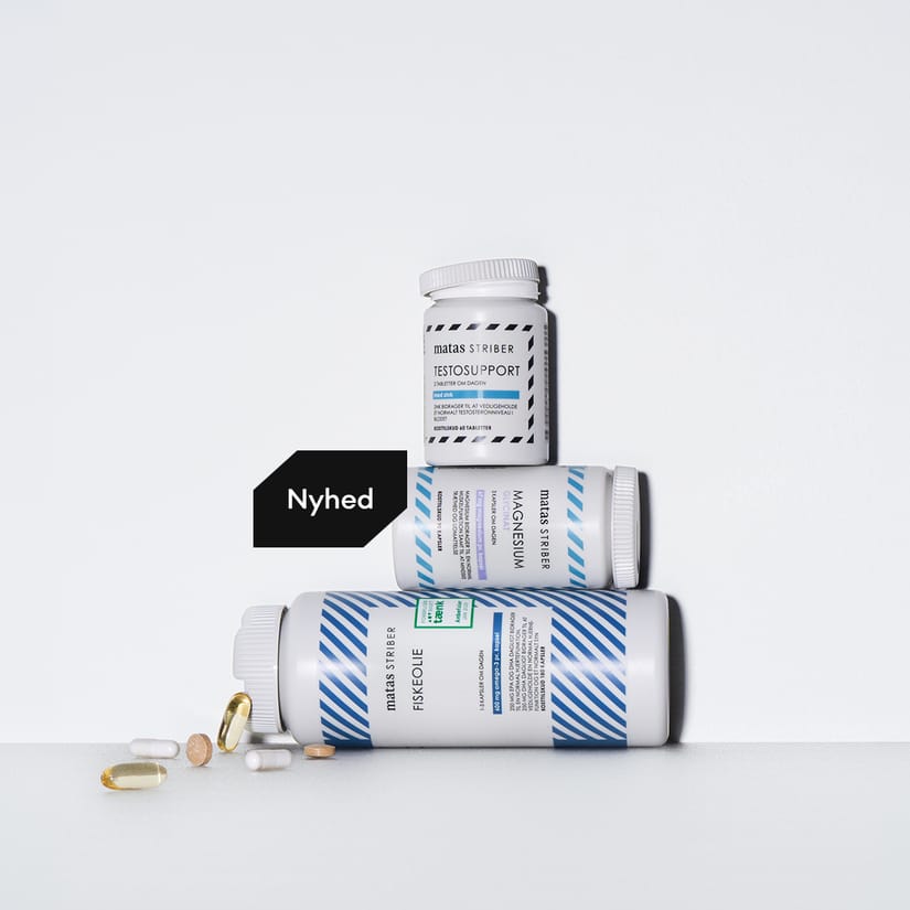 Matas Striber Fiskeolie, Magnesium og Testosupport er stablet på hvid baggrund med kapsler og tabletter foran. En sort label viser teksten “Nyhed”.