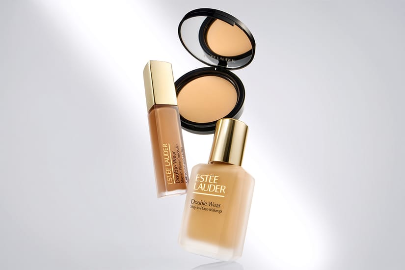 Estée Lauder Double Wear-makeupprodukter: foundation, concealer och puder mot en ljus bakgrund.