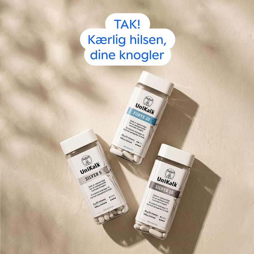 Tre UniKalk-produkter, Silver 5, Forte 20 og Silver 10, ligger på en beige baggrund med sollys og skygger. Til venstre står teksten: “TAK! Kærlig hilsen, dine knogler”.