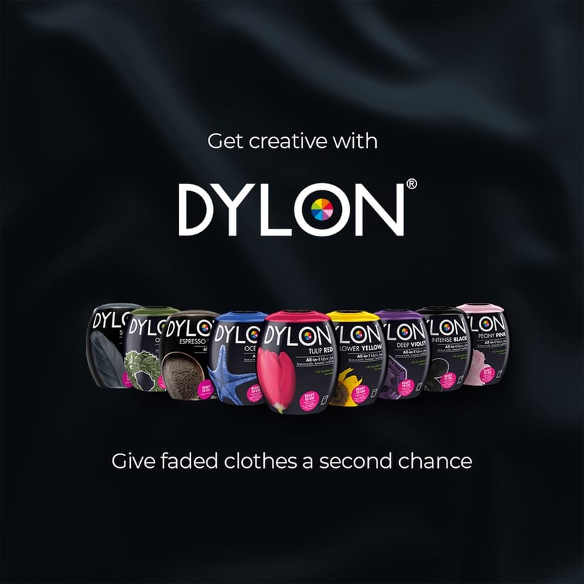 Her ses Dylon tekstilfarver i forskellige farver på en mørk baggrund. Tekst på billedet: “Get creative with DYLON” og “Give faded clothes a second chance”.