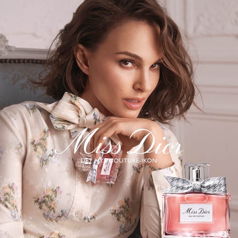 Her ses en kvinde med Miss Dior Eau de Parfum samt en stor parfumeflaske. Tekst på billedet: “Miss Dior – Det nye couture-ikon”.