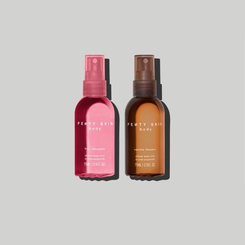 Her ses et billede med to body mists fra Fenty Skin Body placeret mod en lys grå baggrund. Produkterne har henholdsvis pink og brun emballage, og på flaskerne står blandt andet “hey, bouquet” og “vanilla flowers”.