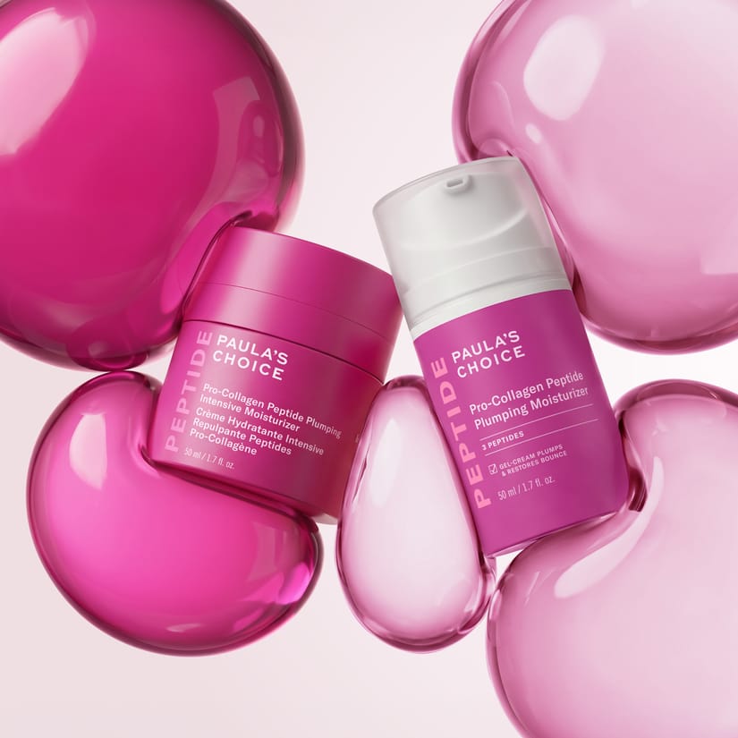 To pink Paula’s Choice Pro-Collagen Peptide fugtighedscremer står blandt blanke pink og lyserøde bobleformer på en lys rosa baggrund.